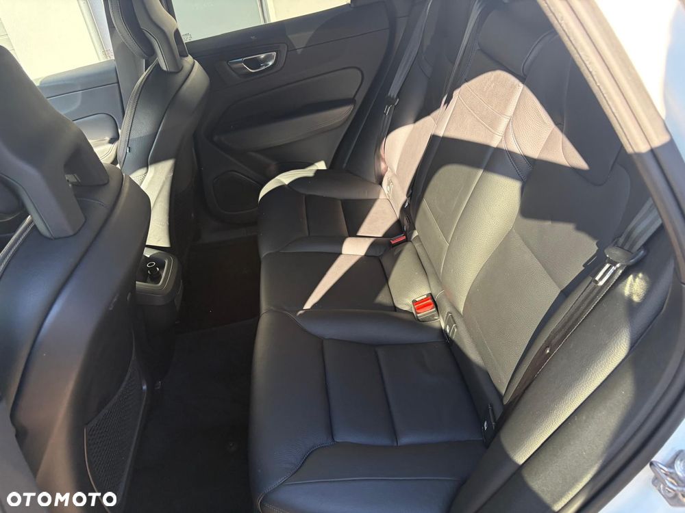 Volvo XC 60 T5 AWD R-Design - 21