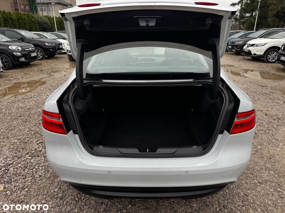 Jaguar XE 2.0 T Prestige - 34