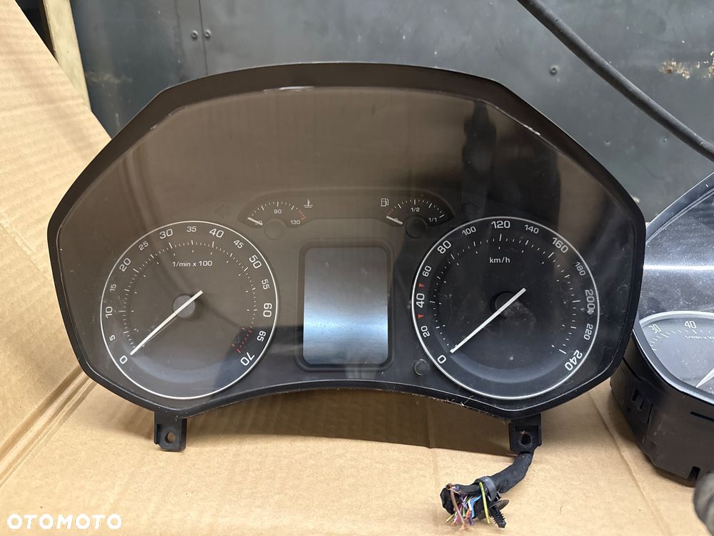 Skoda oktavia II lift  Zegar licznik 1Z0920803Q - 300 złoty  Sterownik ECU 03L906022RD - 300 złoty  Pompa abs 1K0907379AK - 500 złoty  Licznik zegary 1Z0920841B - 300 złoty  Lampa przód xenon bixenon skrętny przód lewa skoda Octavia II lift 2012r 1ZL24705205 - 1000 złoty  Lampa przód octavia II lift lewa 1LL24705203 - 300 złoty - 9