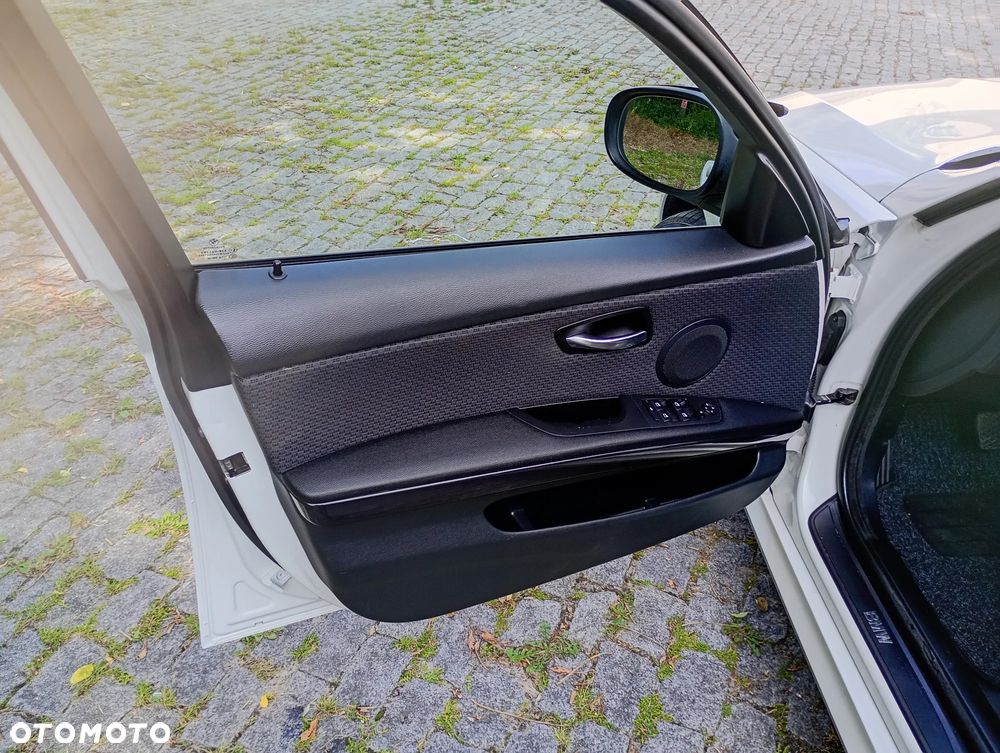 BMW Seria 3 320d xDrive DPF - 23