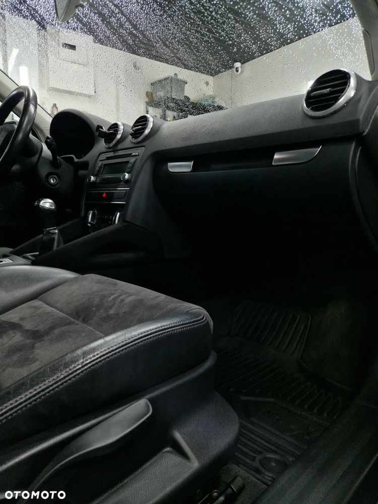 Audi A3 Sportback 1.6 TDI DPF Ambiente - 17