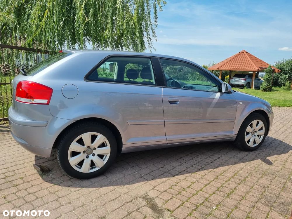 Audi A3 3-drzwiowe 1.6 FSI Attraction - 4