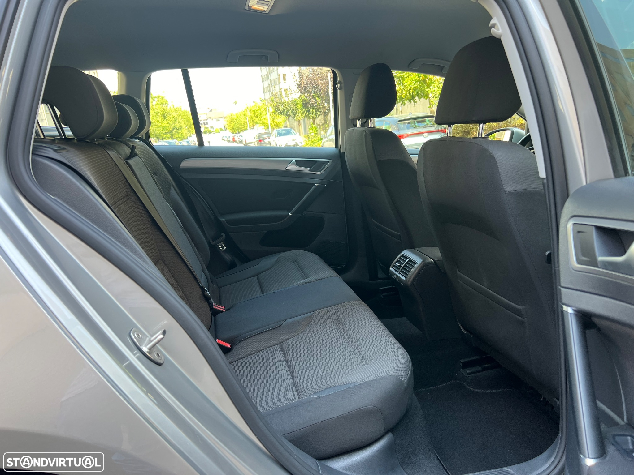 VW Golf Variant 1.6 TDi Sportline DSG - 14