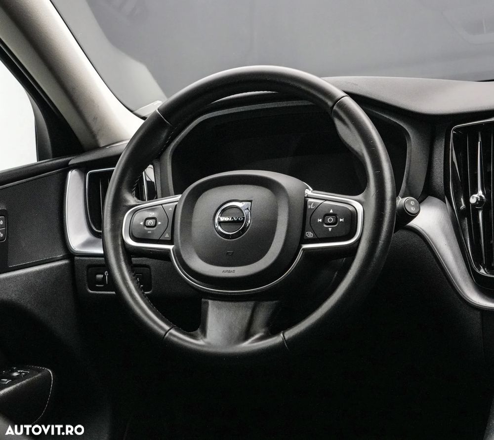 Volvo XC 60 B4 MHEV AT8 AWD Momentum Pro - 17