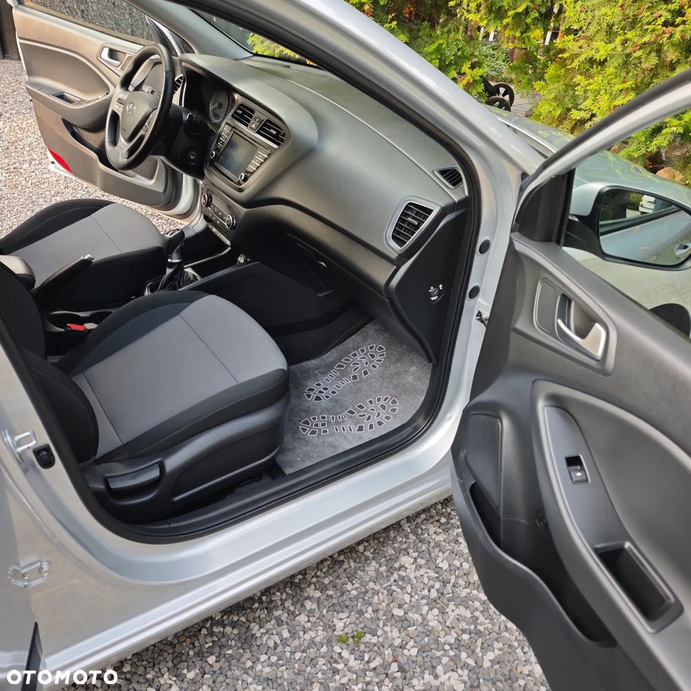 Hyundai i20 1.1 CRDi YES Silver - 13