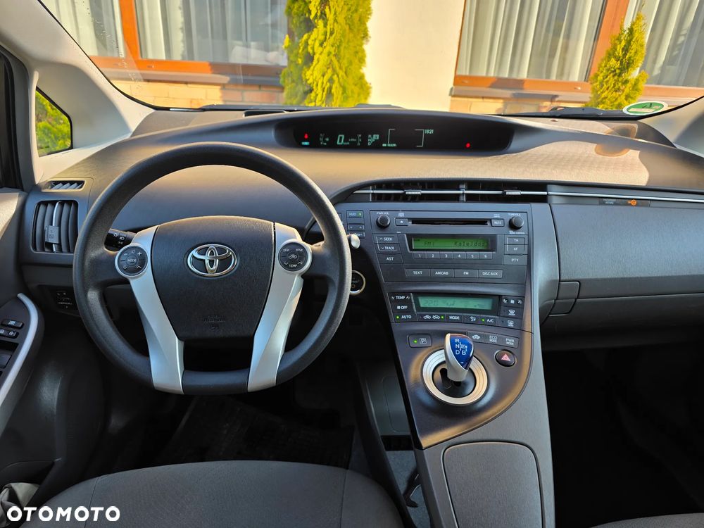Toyota Prius (Hybrid) - 26