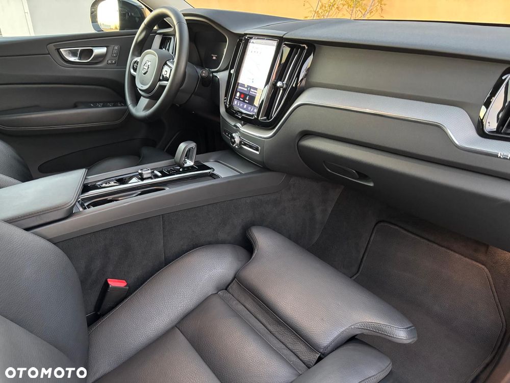 Volvo XC 60 B4 D Plus Dark - 20
