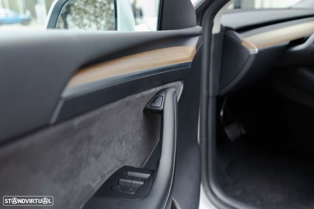 Tesla Model Y Long Range Tração Integral - 24