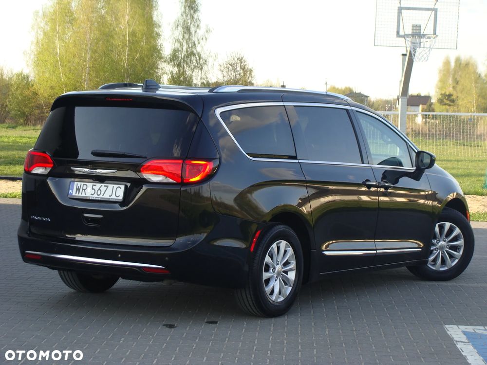 Chrysler Pacifica - 4