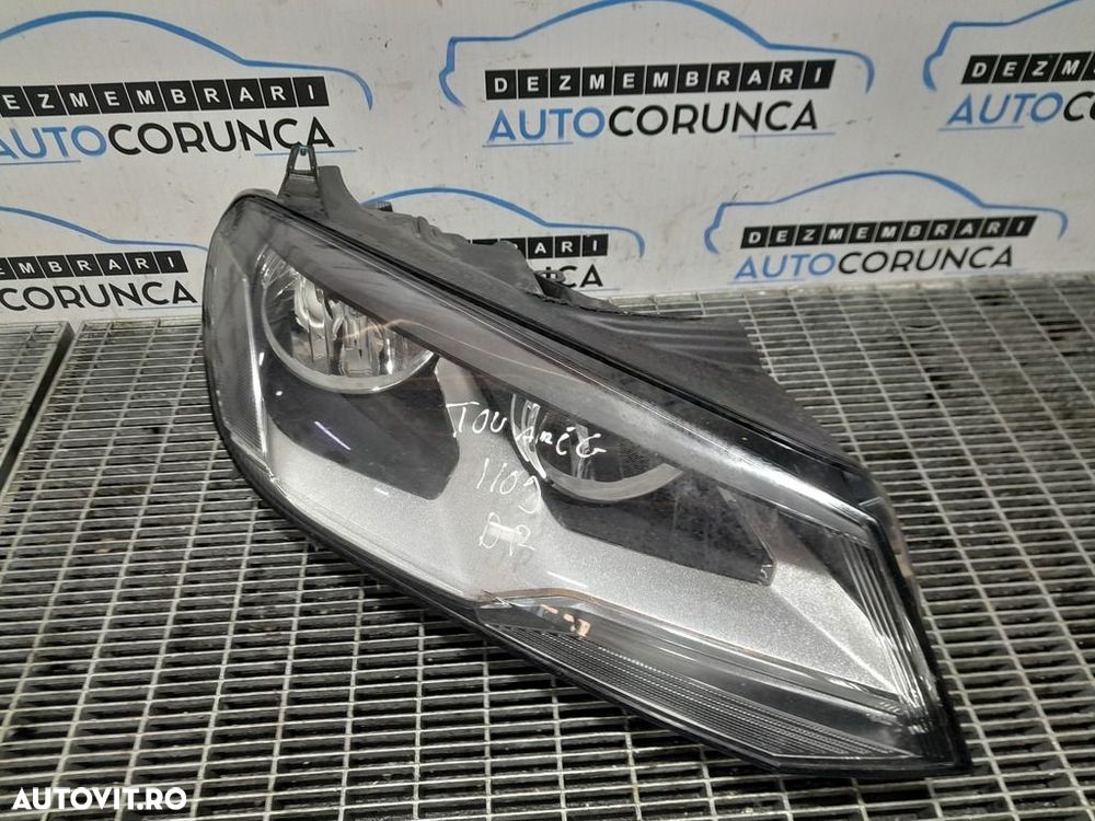 Far Dreapta Volkswagen Touareg 7P 2010 - 2014 SUV 4 Usi (1109) Fara xenon 7P2941006 - 2