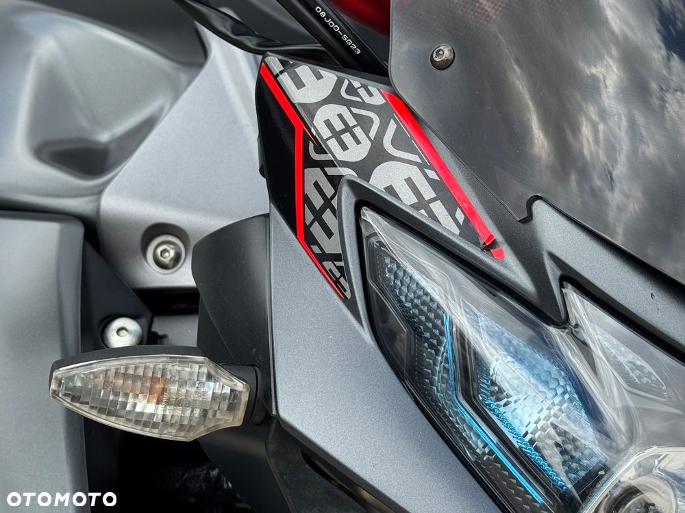 Suzuki GSR - 8