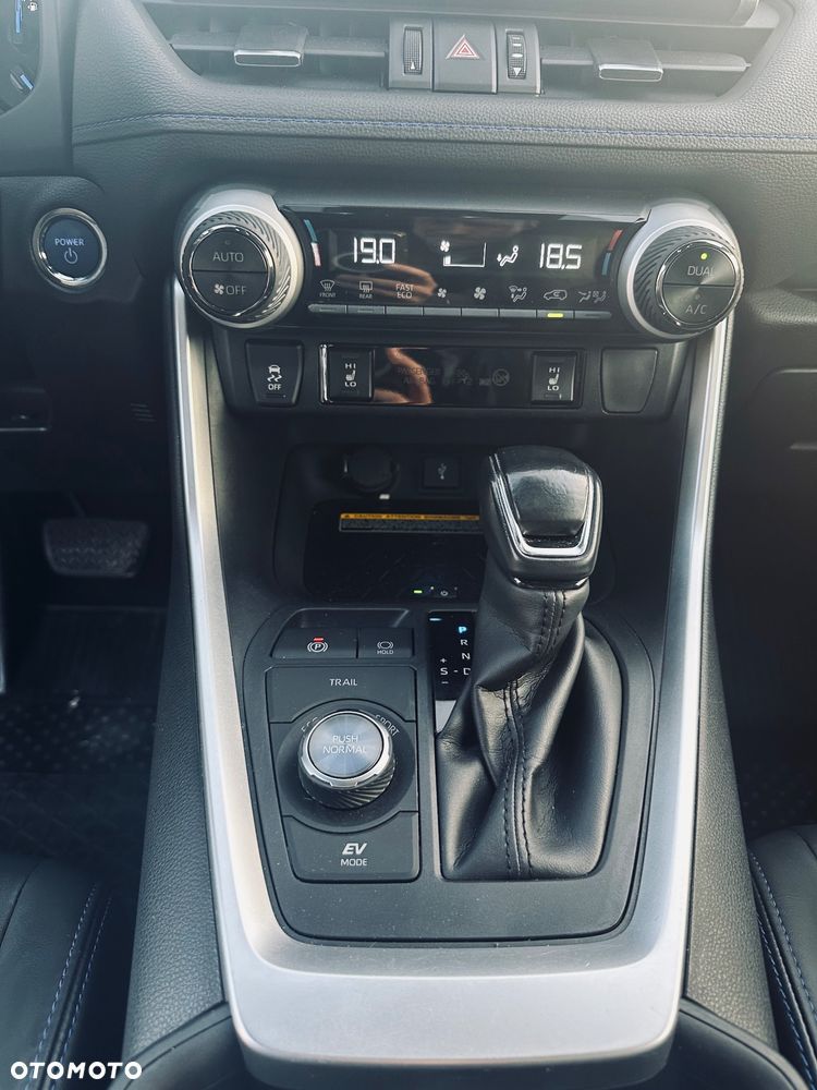 Toyota RAV4 2.5 Hybrid Black Edition by JBL 4x4 - 11
