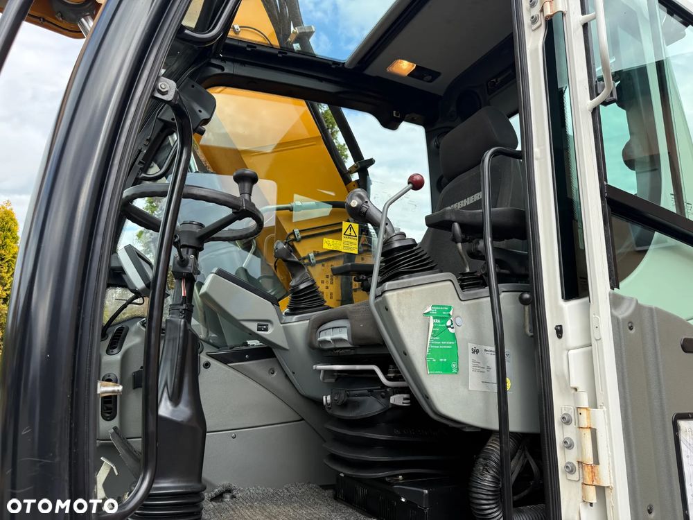 Liebherr 918 Compact  Rototilt + Szczypce - 17