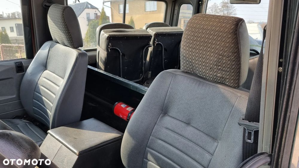 Land Rover Defender - 25