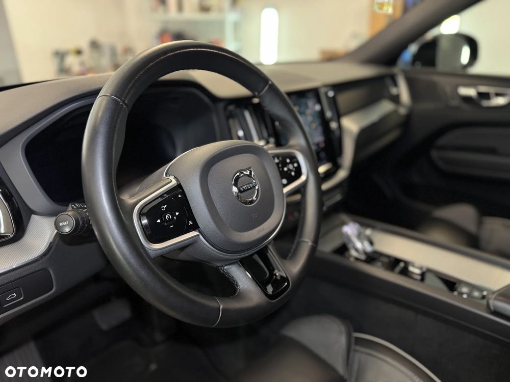 Volvo XC 60 B5 D AWD Plus Dark - 22