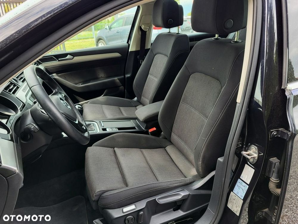 Volkswagen Passat - 12