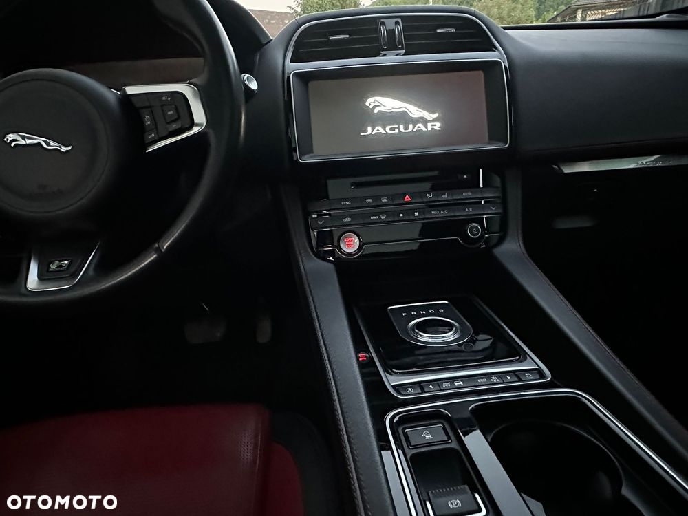 Jaguar F-Pace - 11