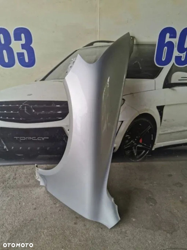VW TOUAREG 7L 03-06R BLOTNIK PRZÓD LEWY SREBRNY LA7W