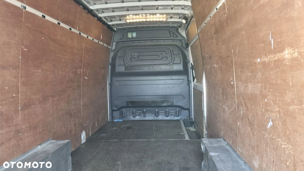 Mercedes-Benz Sprinter - 25