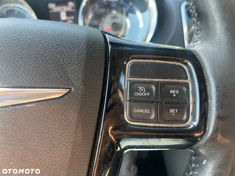 Chrysler Town & Country - 28