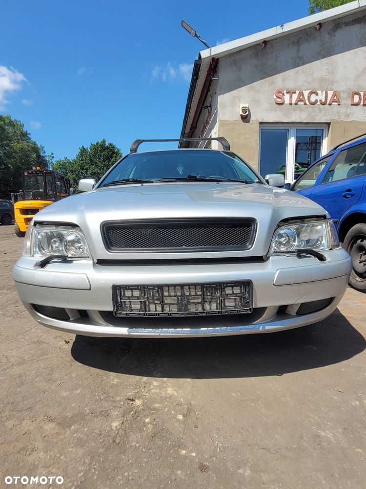 Części- Volvo v40 cross country Pojemnosc: 1783 Moc: 90kW Rok: 2003 Benzyna - 1