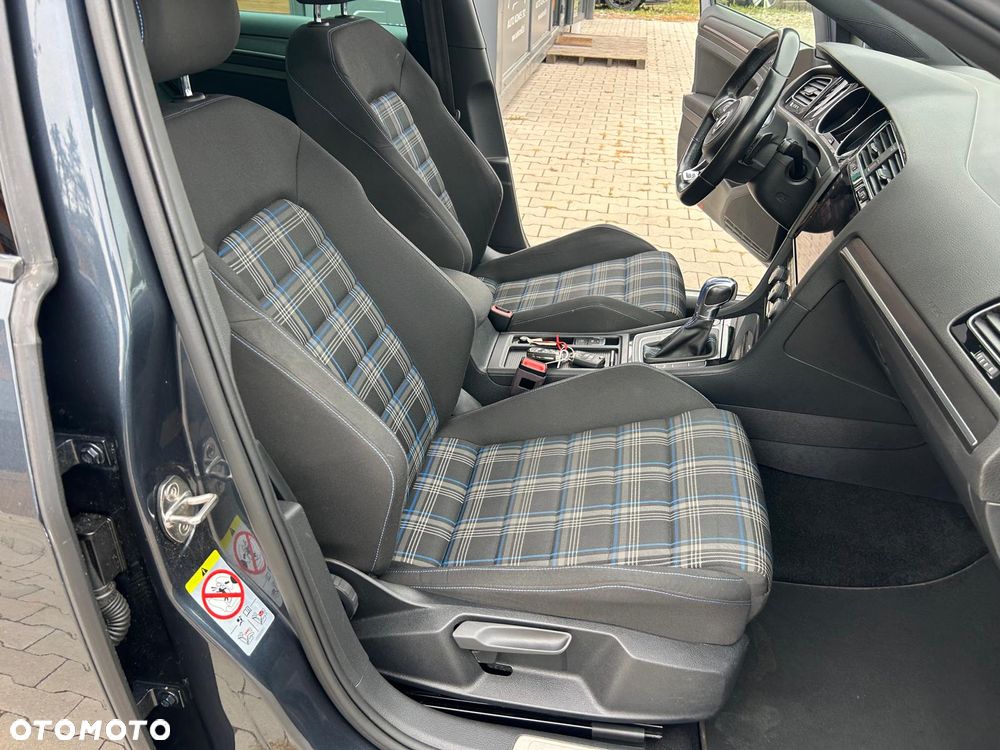 Volkswagen Golf - 28