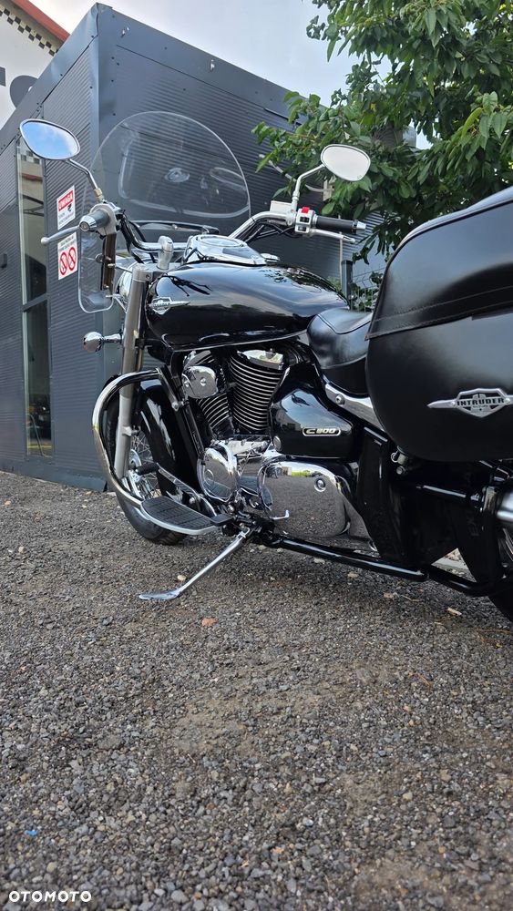 Suzuki Intruder - 12