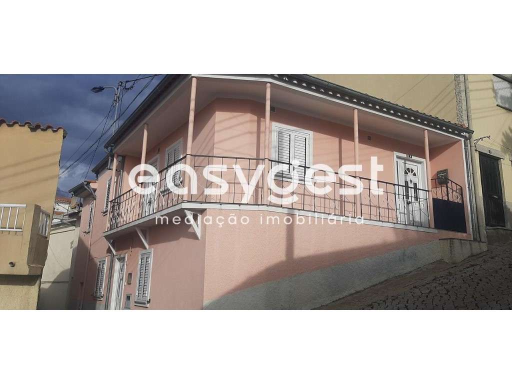 Moradia T4 situado no Bairro do Carrascal em Torre de Moncorvo - Grande imagem: 2/18