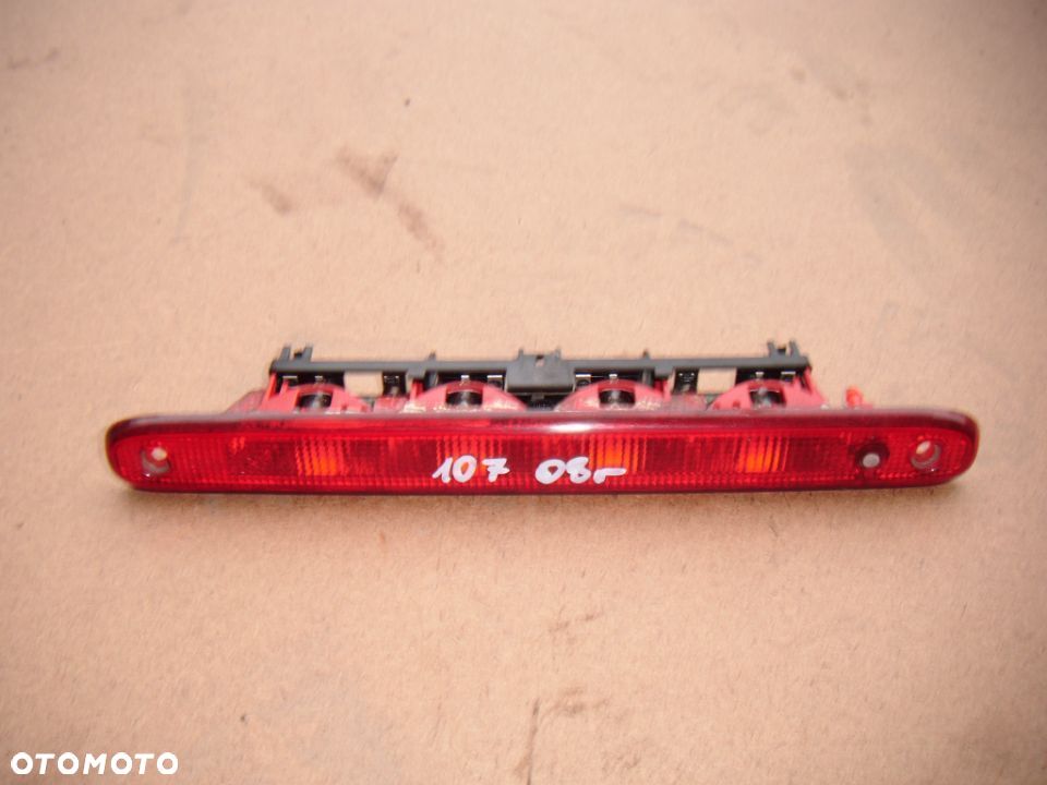 peugeot 107 toyota aygo 08r  światło stop w klapę tył - 1
