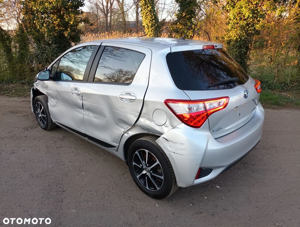 Toyota Yaris Hybrid 100 Active - 22