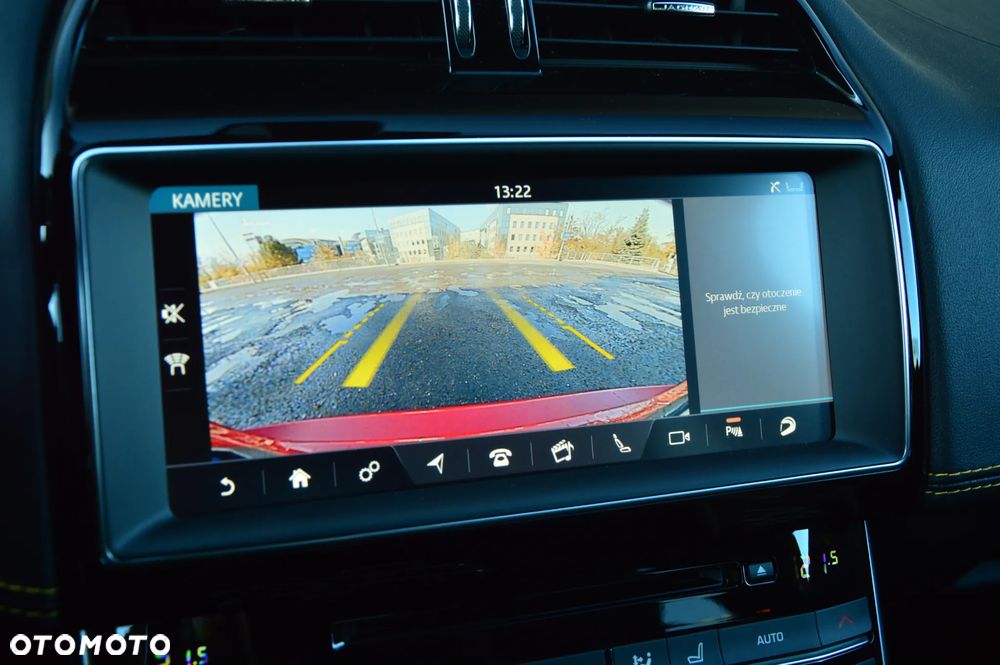 Jaguar XE 2.0 T AWD 300 Sport - 28