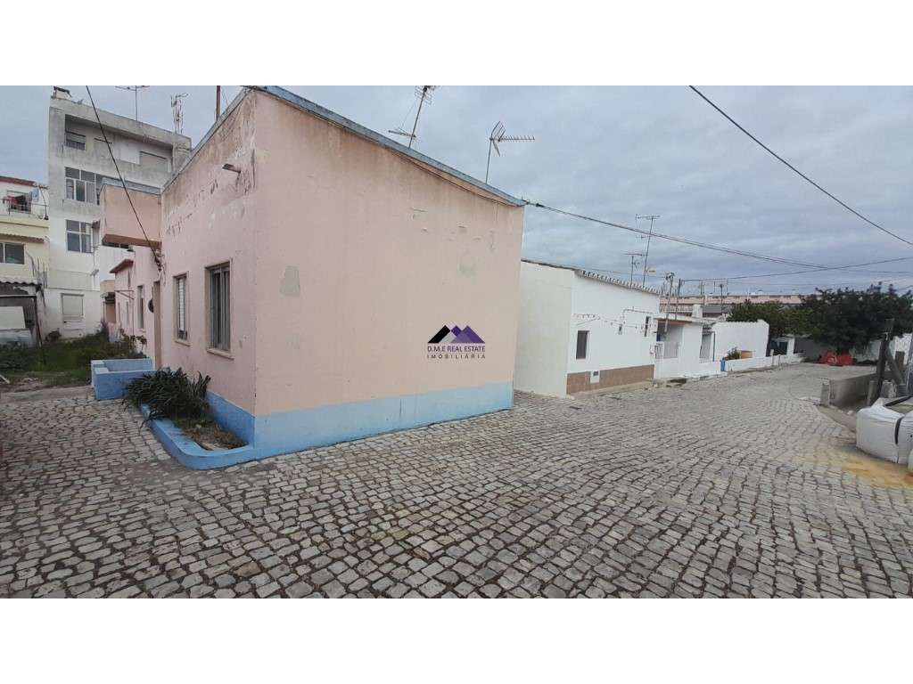 Casa Térrea para Recuperar nas Hortas com Grande Potencial - Grande imagem: 2/33