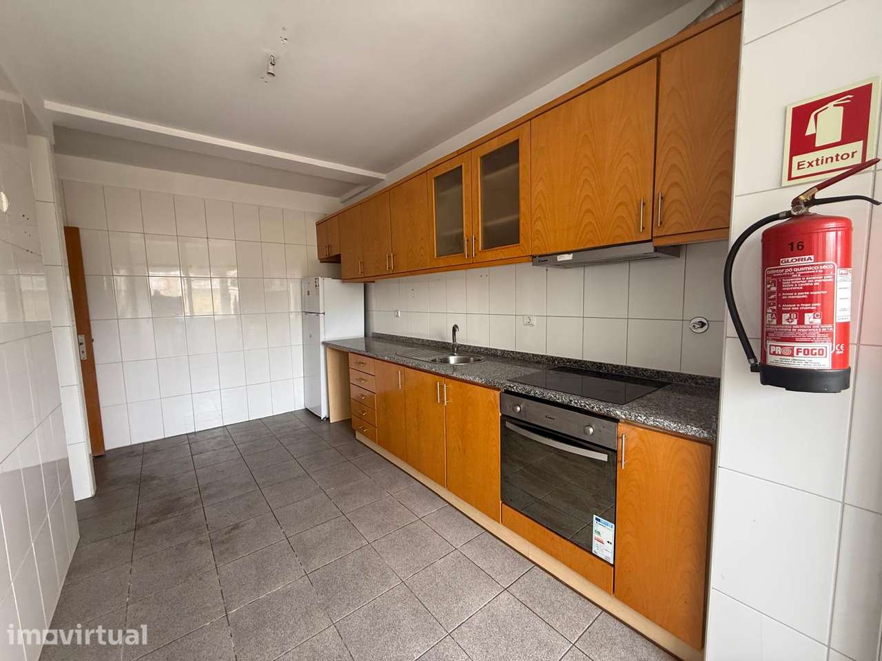 T2 c/ garagem , 2 frentes , em Ermesinde . Prox a estação de Comboio . - Grande imagem: 5/18