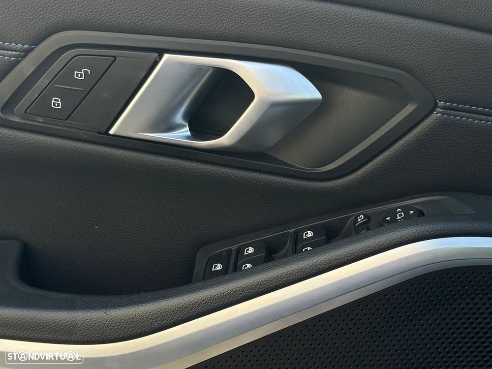 BMW 320 d Touring Pack Desportivo M Auto - 14