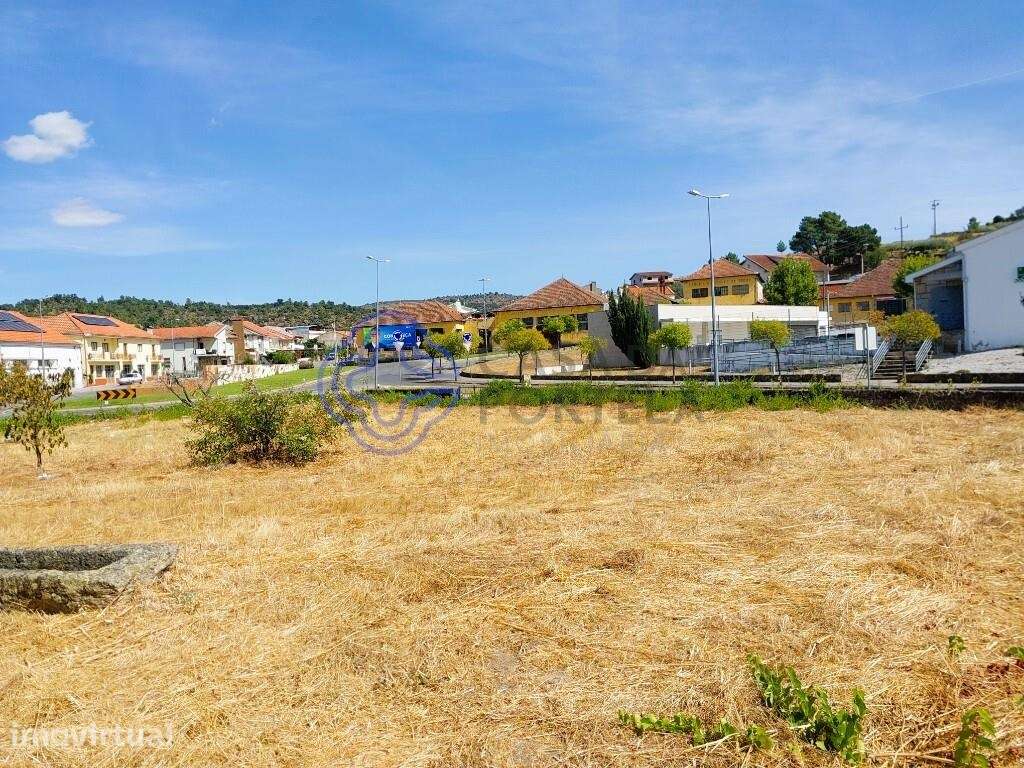 No centro de Torre de D. Chama, moradia com mais de 1500m2 de terreno - Grande imagem: 3/27