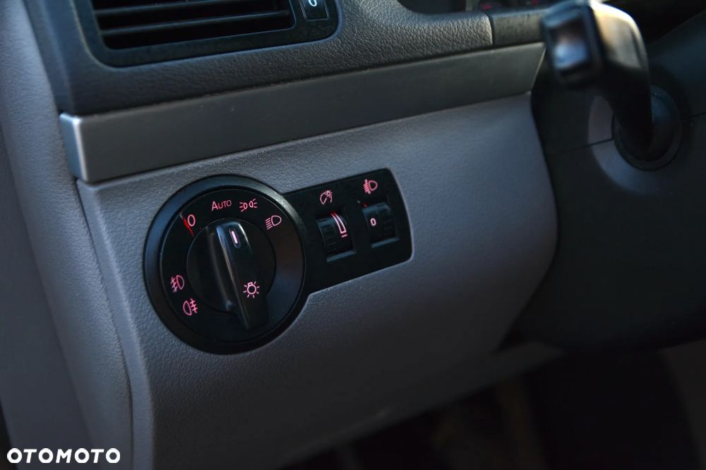 Volkswagen Touran 2.0 TDI DPF Trendline - 28