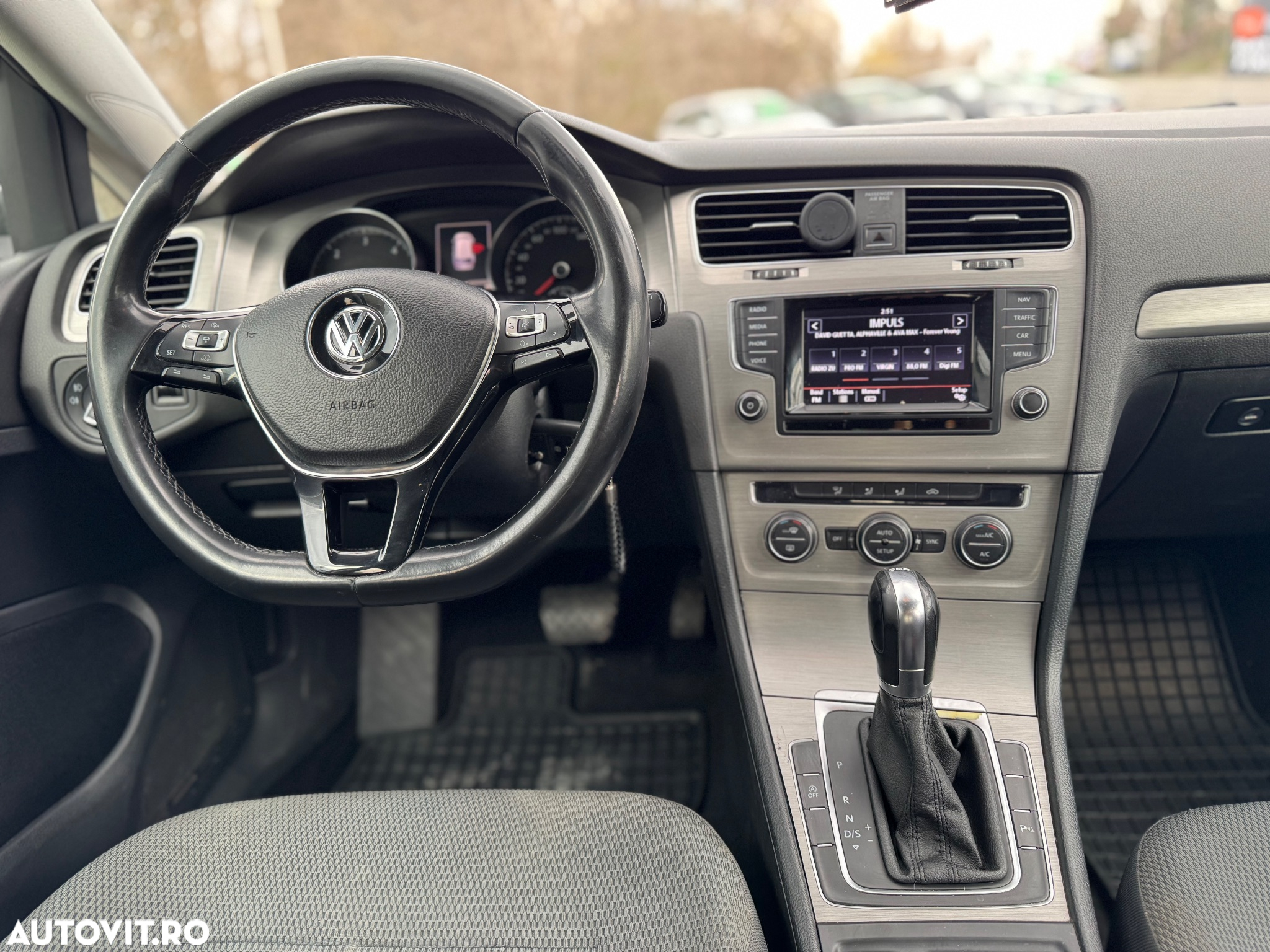 Volkswagen Golf - 6