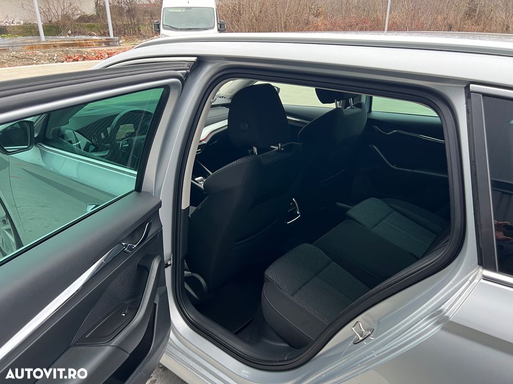 Skoda Octavia Combi 2.0 TDI DSG First Edition - 8