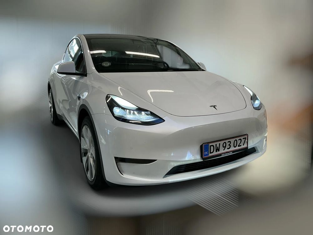 Tesla Model Y Long Range AWD - 4
