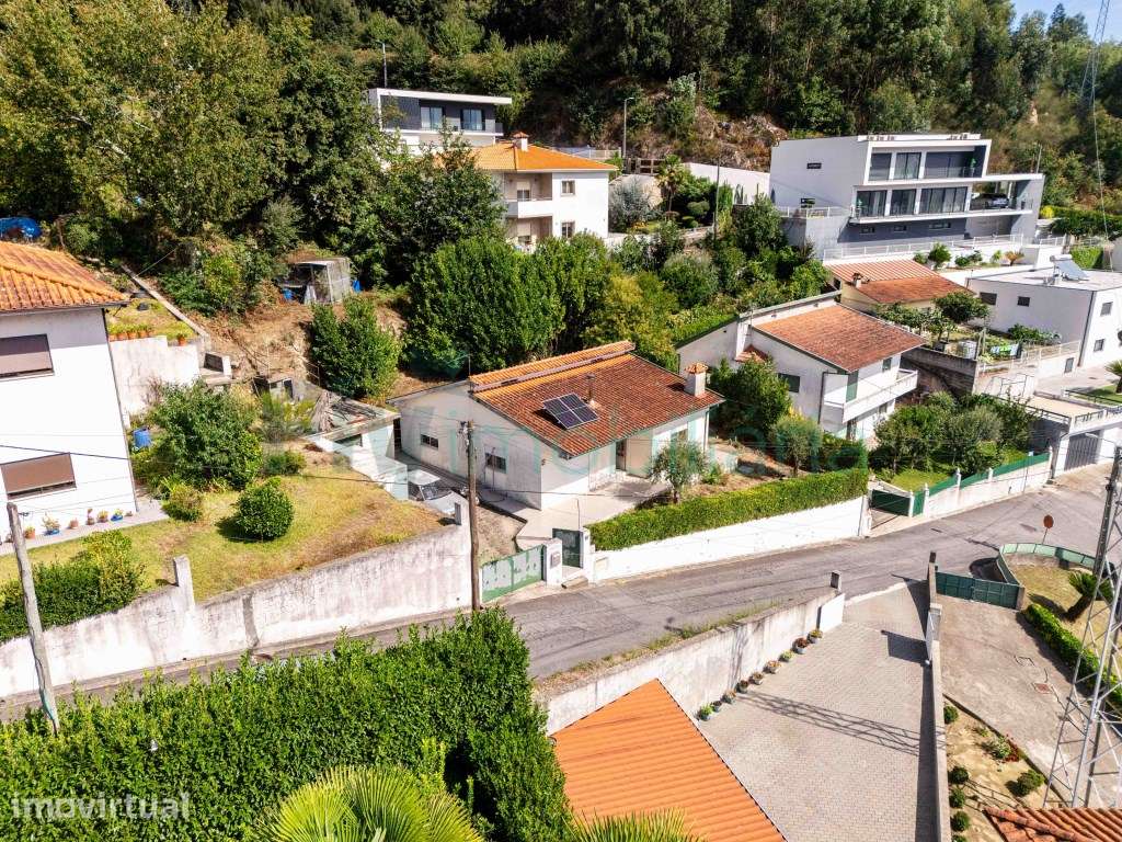 MORADIA TÉRREA COM GRANDE POTENCIAL | GARAGEM E JARDIM - Grande imagem: 3/60