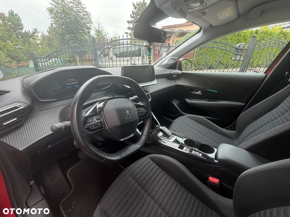 Peugeot 208 - 8