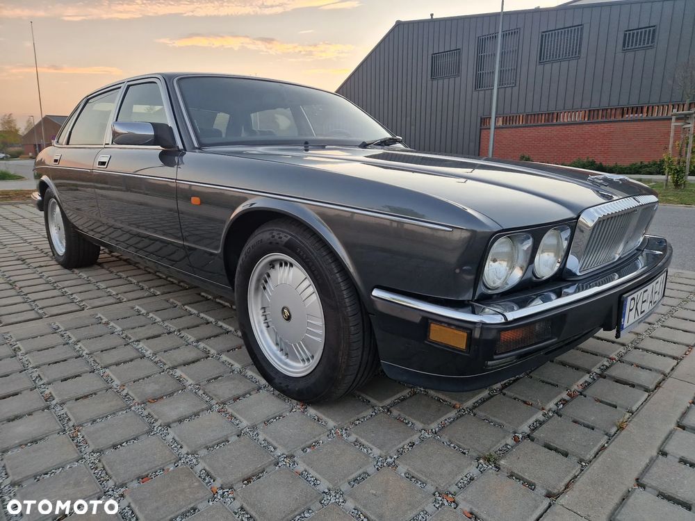 Jaguar Daimler Double Six - 11