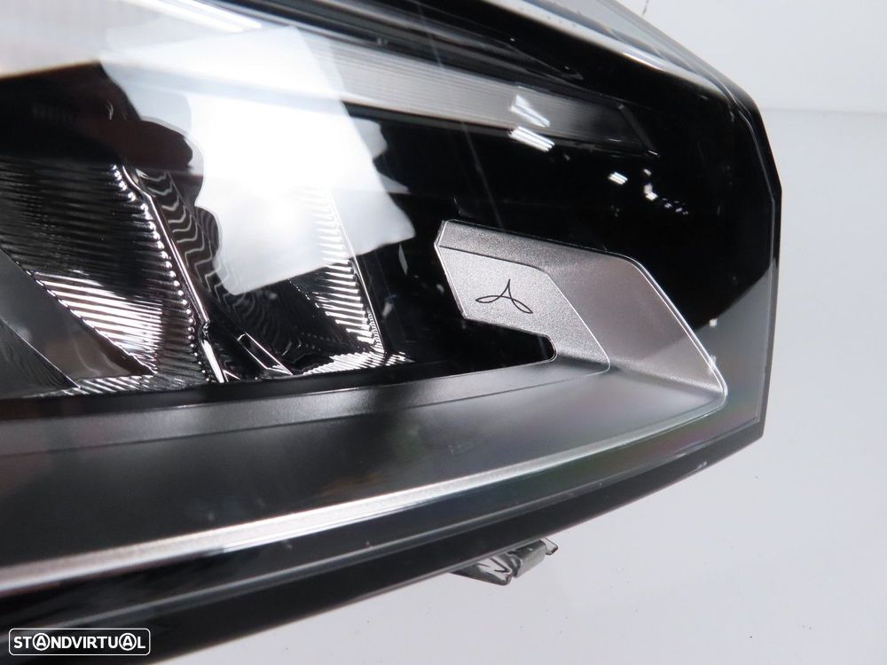Farol LED Direito Usado / Original RENAULT Clio V Hatchback (B7) 260103507R - 2