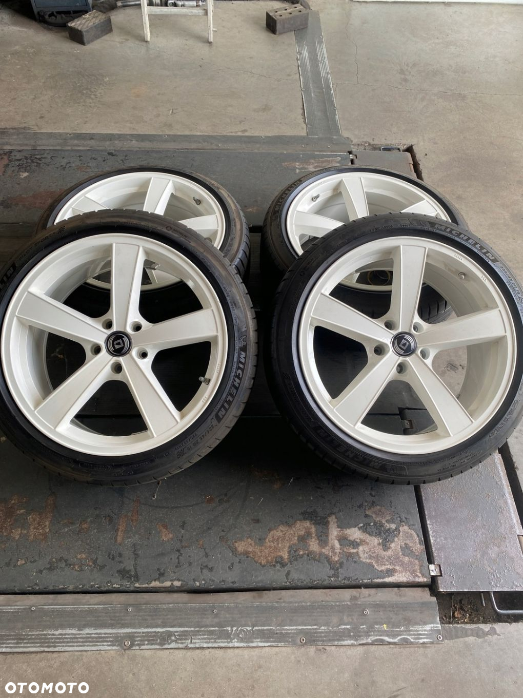 Felgi Aluminiowe Uniwheels 5x114,3 8,5jx19 et35 - 2