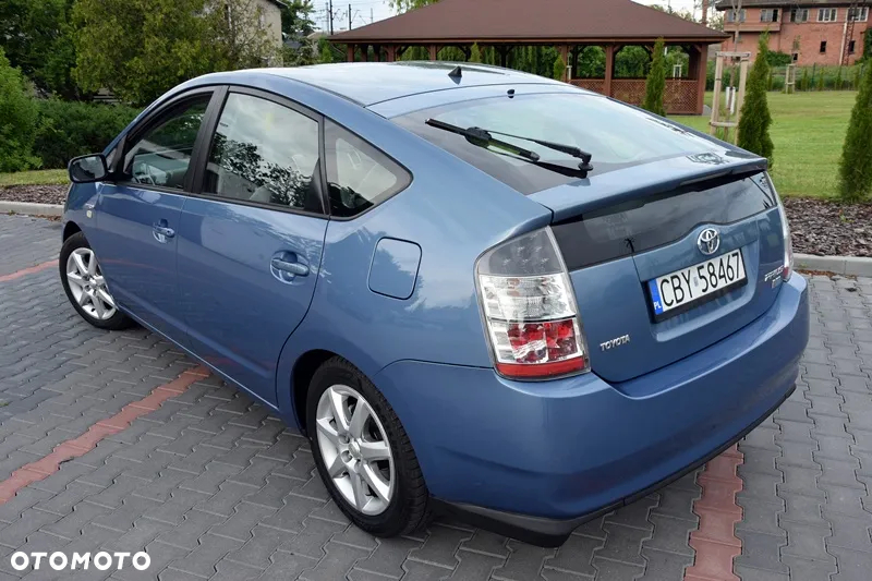 Toyota Prius (Hybrid) - 4