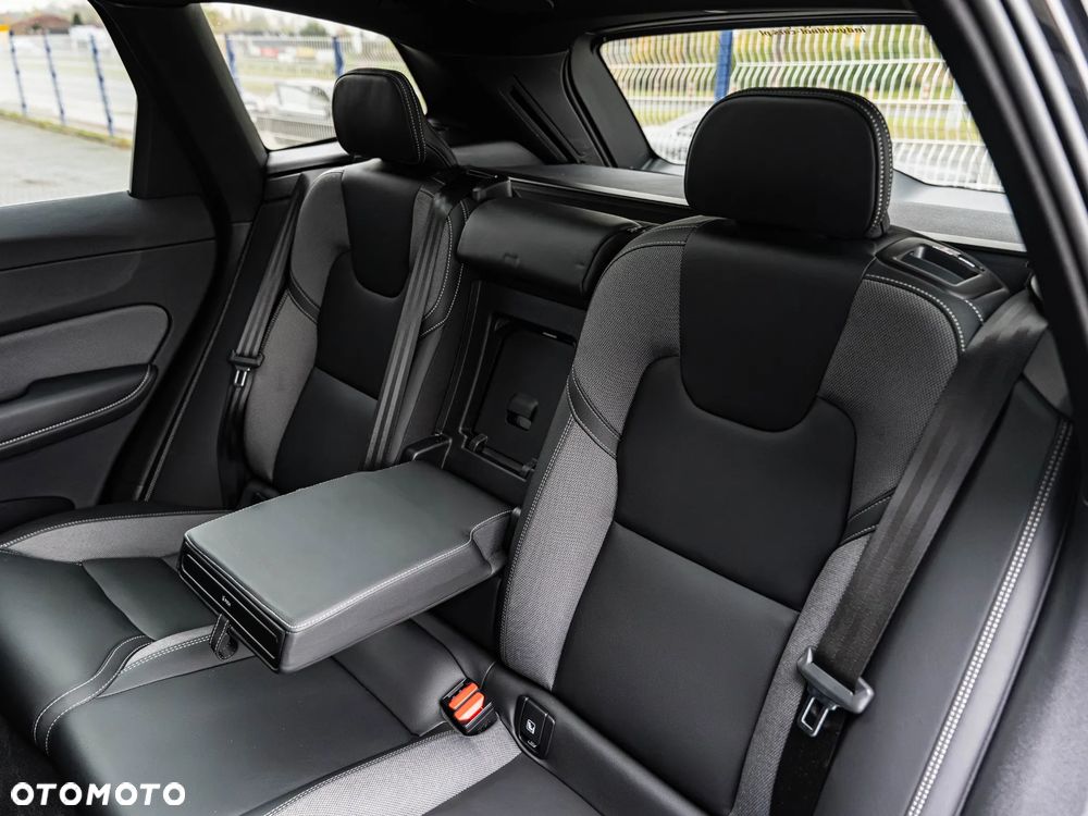 Volvo XC 60 B5 B AWD Plus Dark - 28