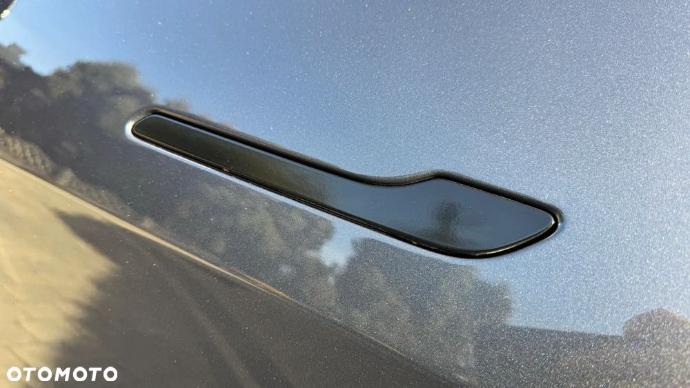 Tesla Y Long Range AWD - 37