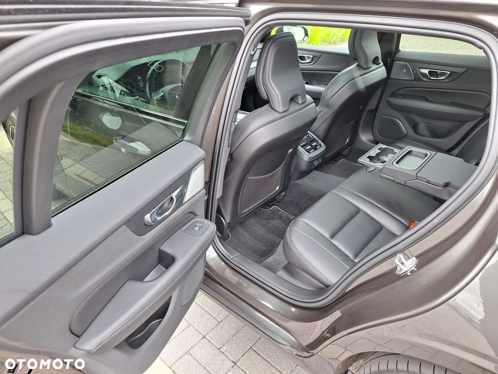 Volvo V60 B4 D R-Design - 19