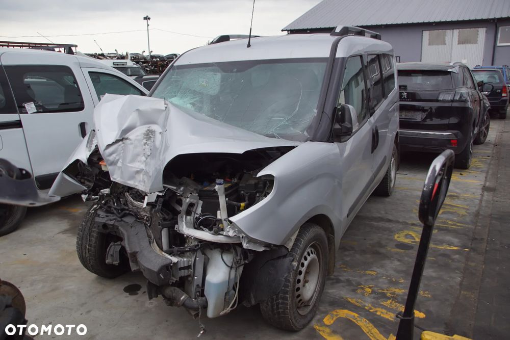 Auto na części - Fiat Doblo II Maxi Lift 1.6 MultiJet 120 KM 940C1000 C635 612A 2019R Silnik Skrzynia Drzwi Błotnik Zderzak Lampa Lusterko Klamka Szyba Deska Kokpit Sterownik Moduł Czujnik Licznik Wyświetlacz Panel Kierownica - 2