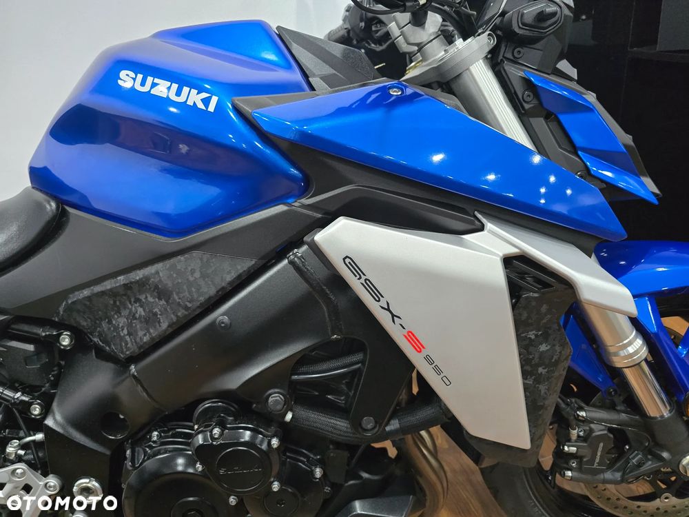 Suzuki GSX - 22